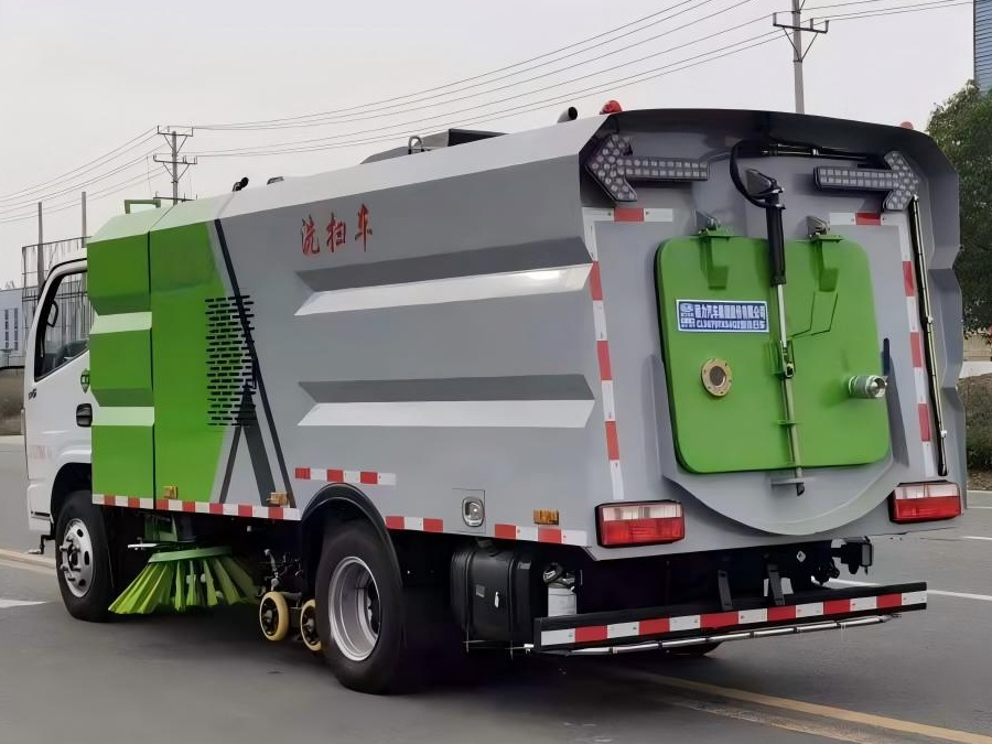 5.5-Cubic-Meter Washing and Sweeping Truck 4