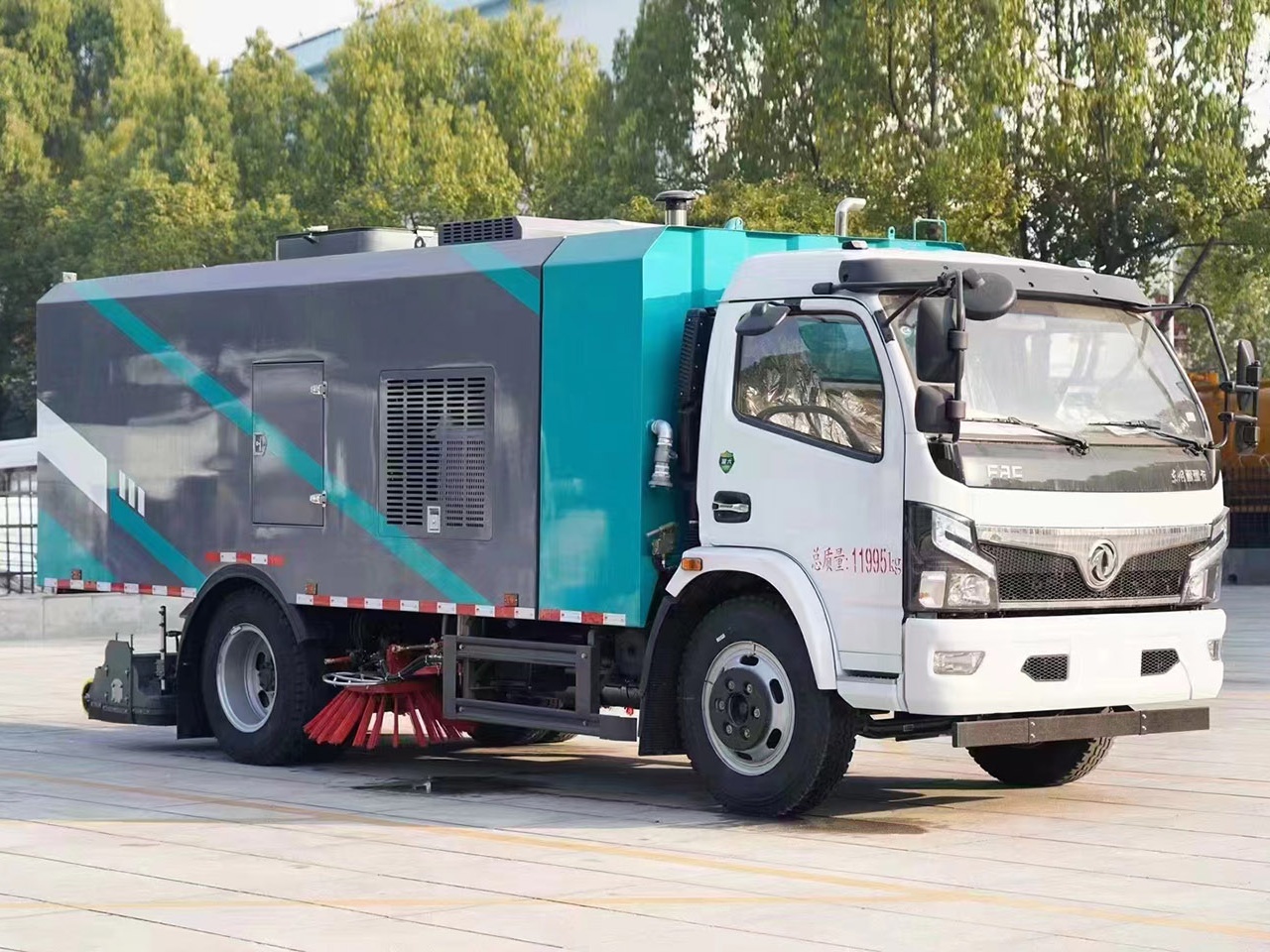 QSW5070TSLE6 Washing and Sweeping Truck 2