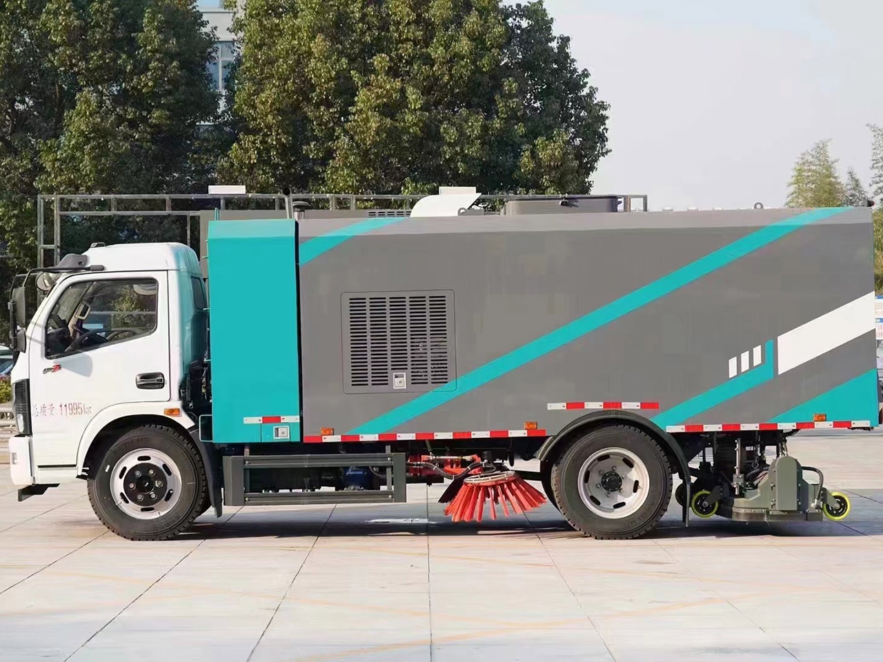 QSW5070TSLE6 Washing and Sweeping Truck 3