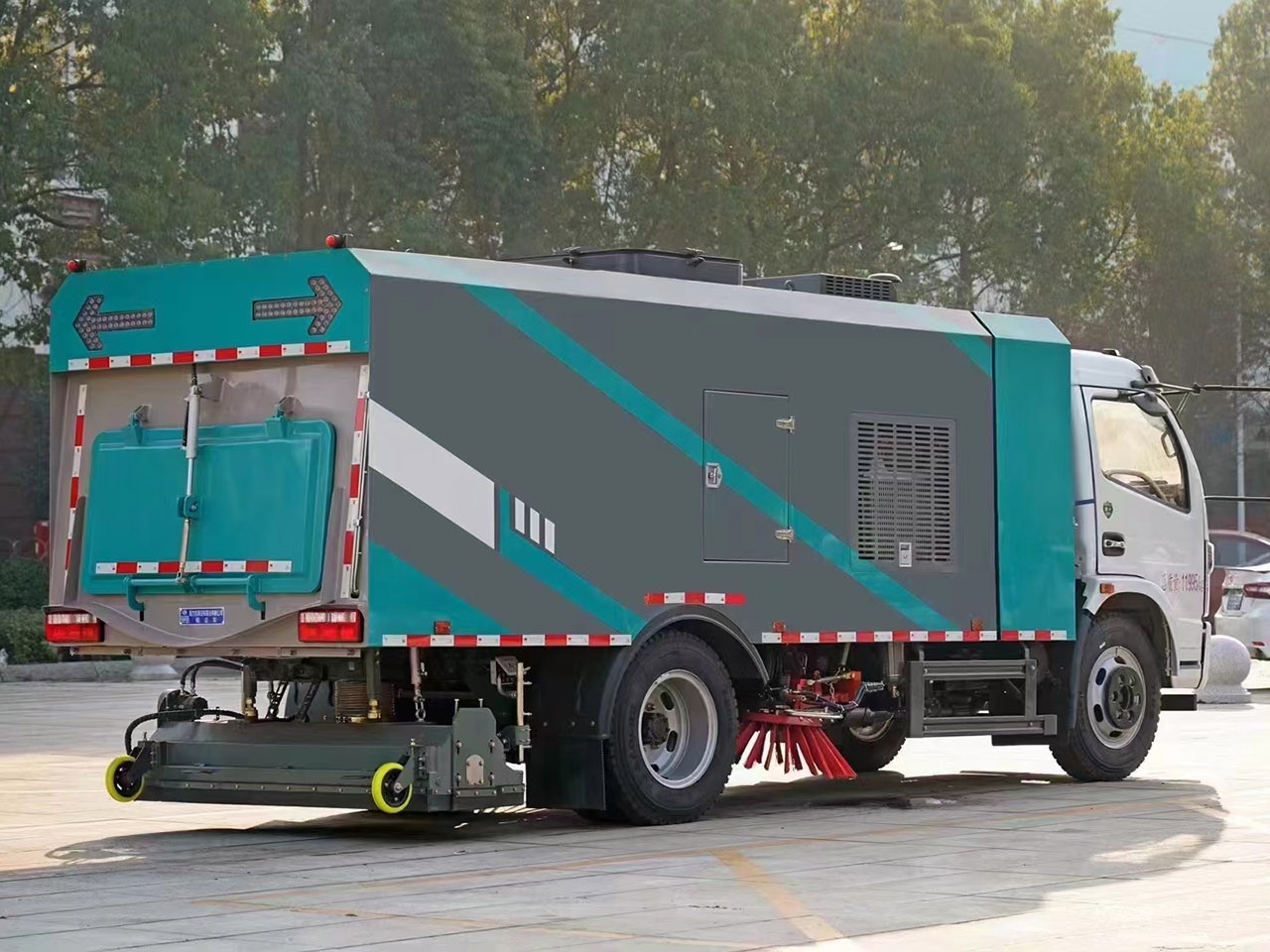 QSW5070TSLE6 Washing and Sweeping Truck 4