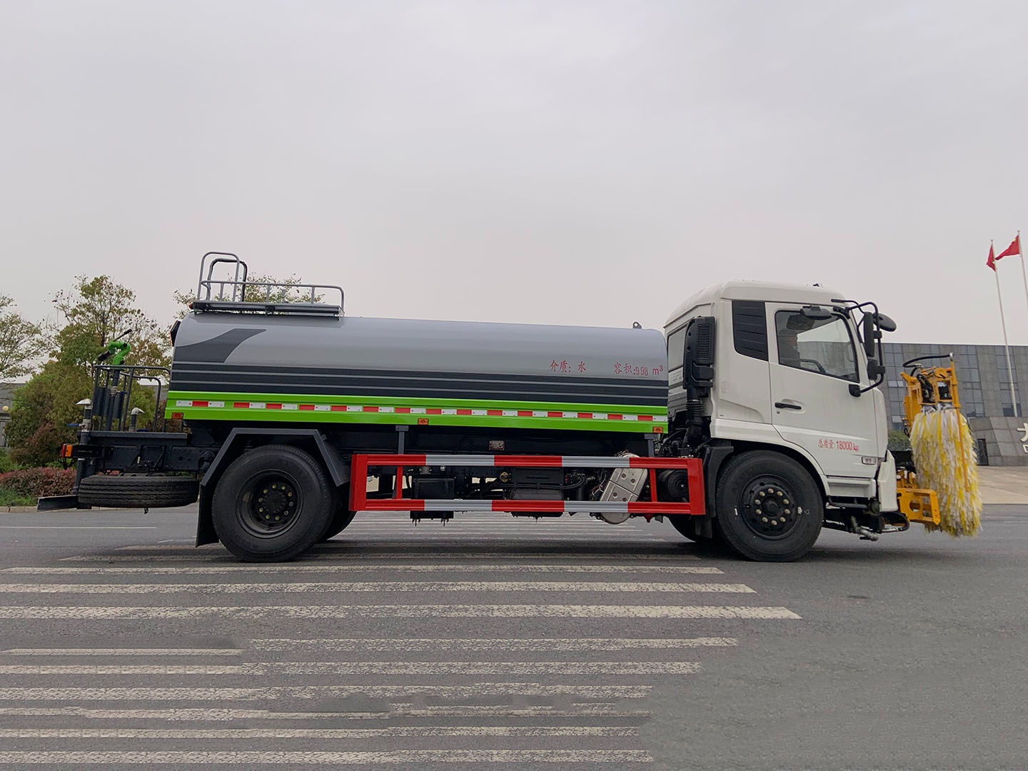 HL-01 Guardrail Cleaning Truck 2
