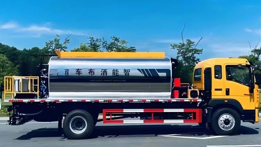 Asphalt distributor truck