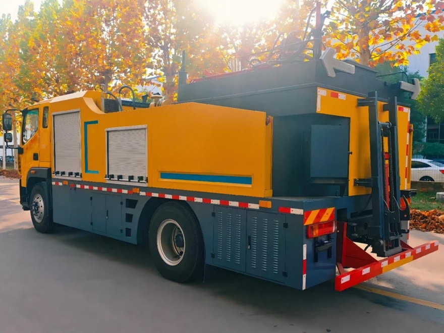Asphalt Pavement Hot Recycling Repair Vehicle