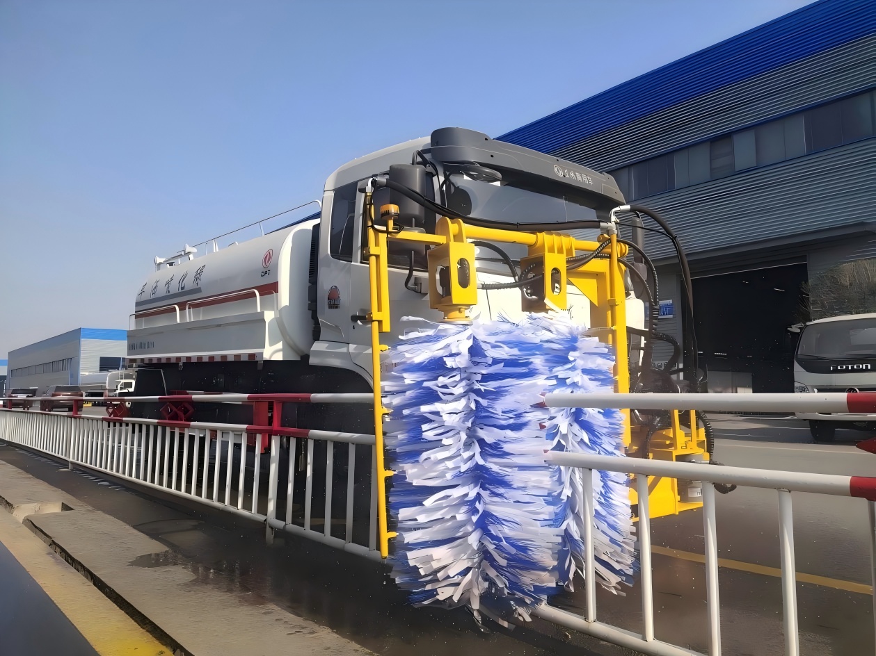 HL-01 Guardrail Cleaning Truck 3